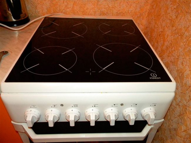 Если духовка плиты будет часто использоваться, лучше сразу задуматься о приобретении модели с дополнительными функциями