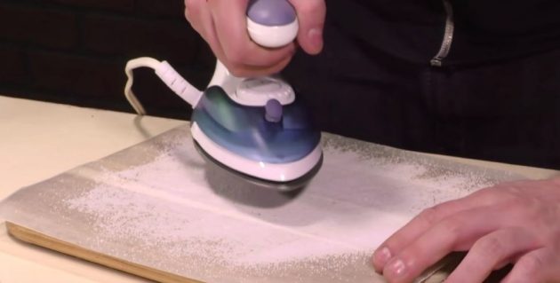 Как почистить утюг от нагара с помощью соли