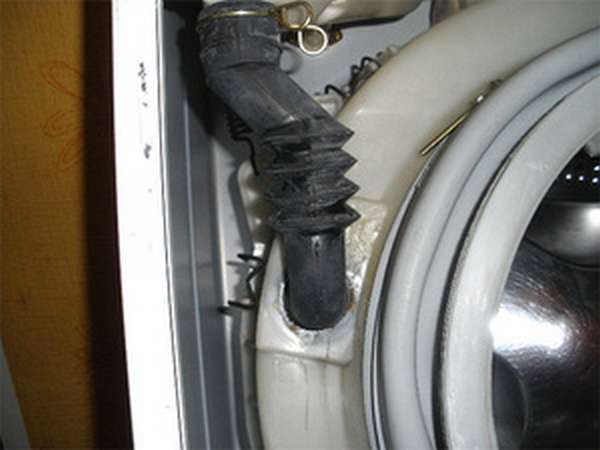 Повреждение патрубка стиральной машинки