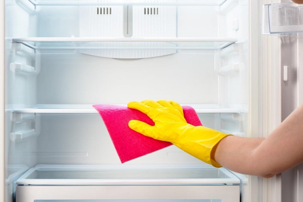 Вымыть холодильник от запаха