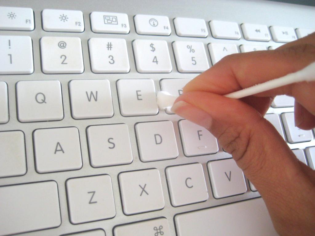 чистка клавиатуры ватной палочкой