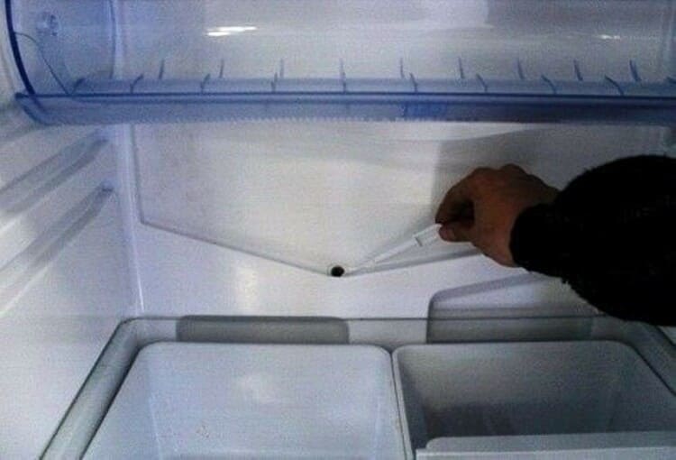Проверяйте сливное отверстие в холодильнике
