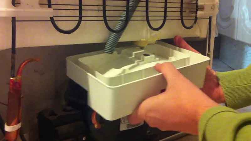 трещина в резервуаре над компрессором - причина протечки холодильника