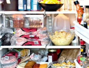 Холодильник заполненный блюдами с различными сроками годности