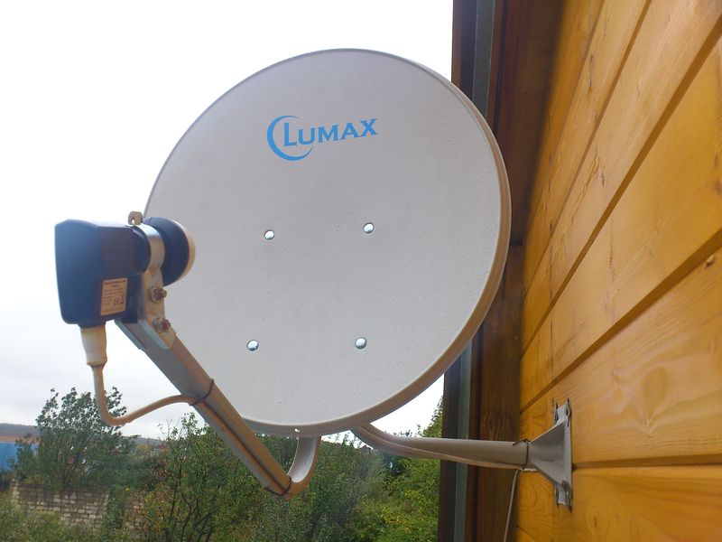 Спутник стоит. Спутниковая антенна (с головкой тарелка д90). Спутниковая антенна Люмакс. Параболическая антенна Lumax. Спутниковая тарелка Lumax.