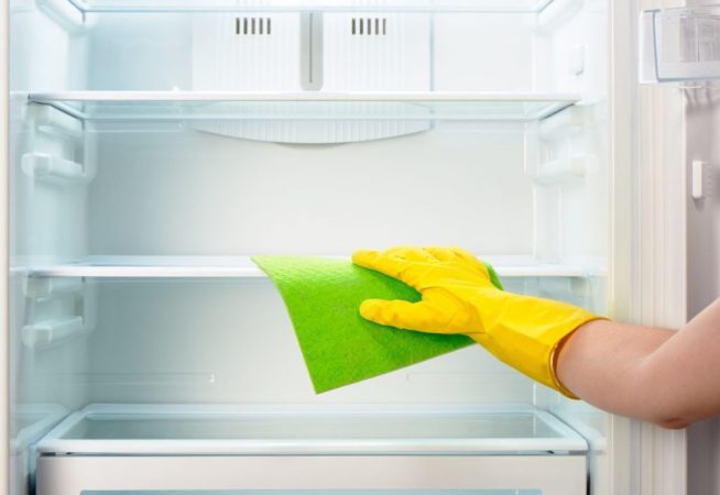 Полки в холодильнике протирают тряпкой