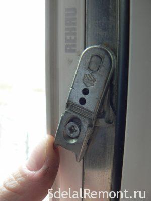 How to fix the handle of a plastic window
