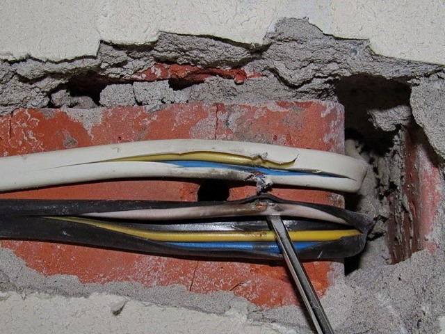 При сверлении стены были повреждены два проложенных кабеля. Как следствие – скрытый участок с коротким замыканием, который не так-то просто обнаружить.
