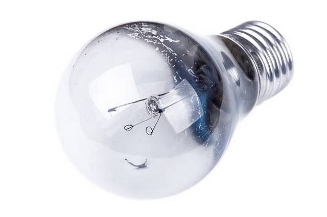 Момент перегорания лампы накаливания может восприниматься автоматом, как некое подобие короткого замыкания. И, соответственно, приводить к срабатыванию электромагнитного расцепителя.
