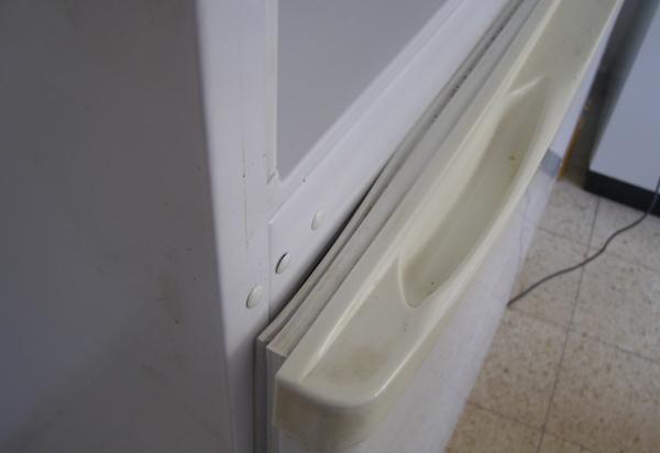 Уплотнительная резинка на двери холодильника