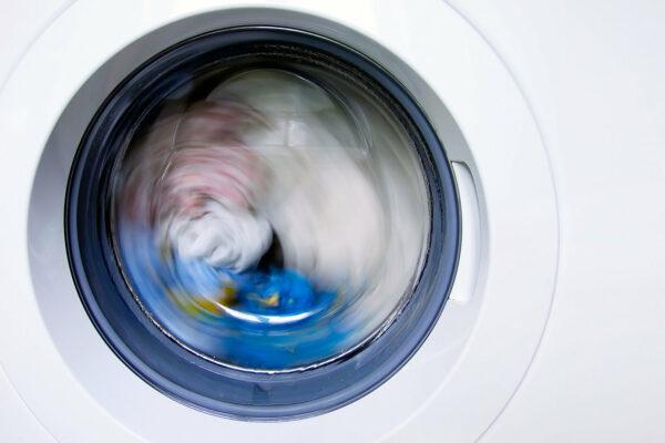 белье крутится в стиральной машине