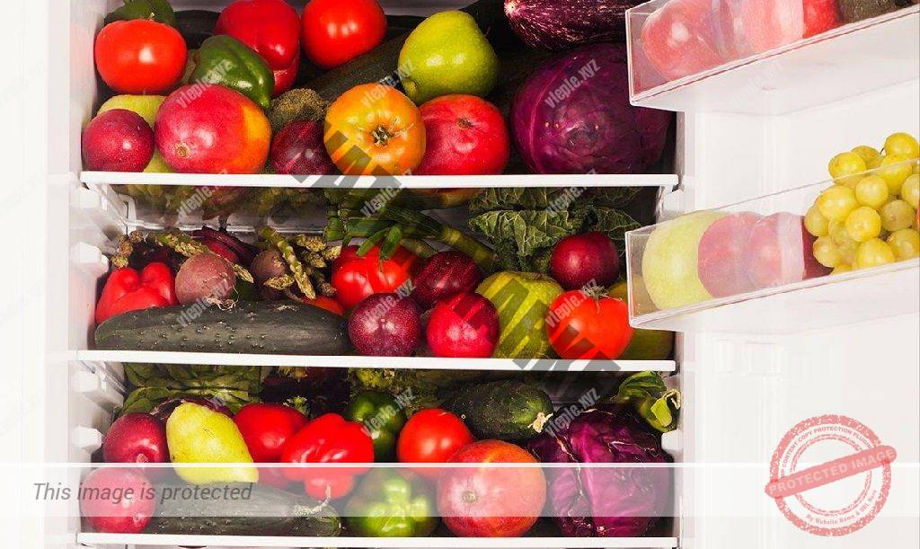 Холодильник забитый овощами и фруктами