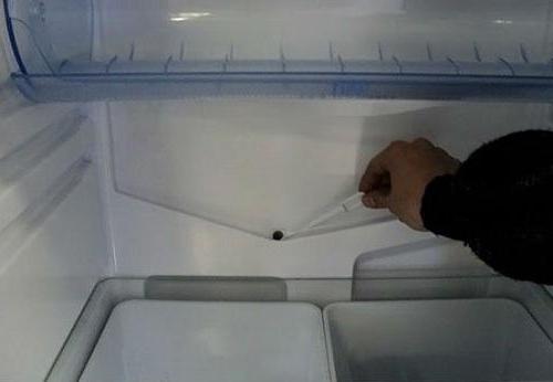 течет из под холодильника